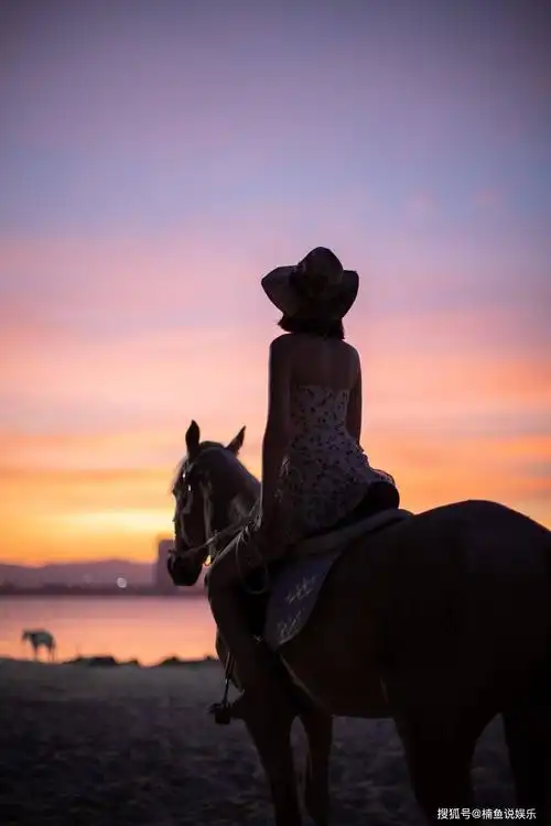 宋祖儿骑马造型真漂亮!碎花裙演绎曼妙身姿,这谁顶得住?