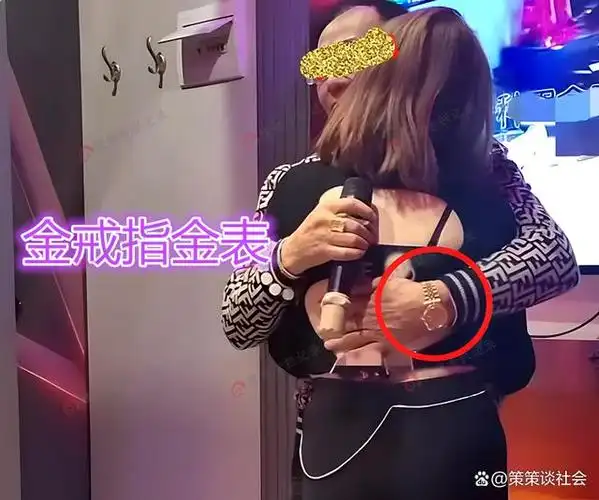 60岁大爷搂着年轻女孩,在ktv里唱情歌,网友:不如大叔活得潇洒