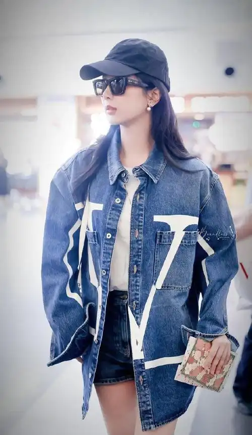 杨紫前往巴黎时装周机场穿搭引热议大长腿很抢镜