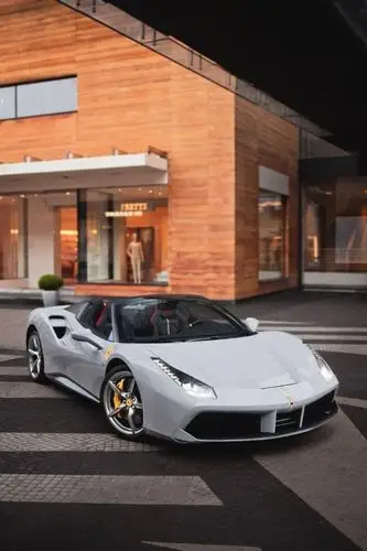 法拉利的488的敞篷版,配上这个白色,很拉风很漂亮.