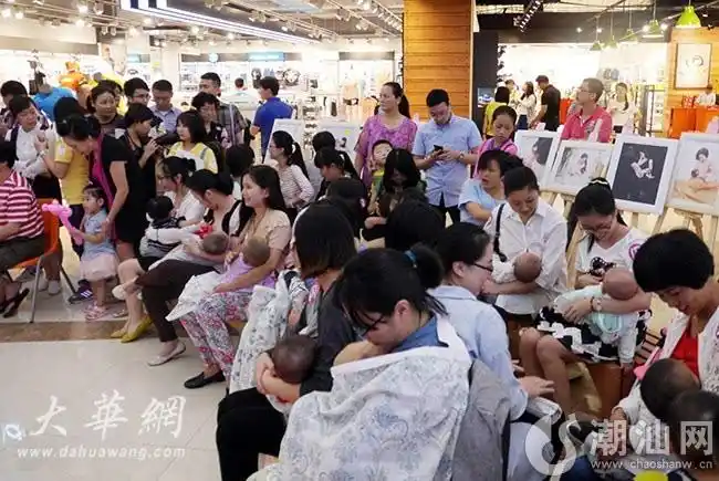 520鮀城辣妈上演哺乳快闪