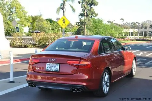 在停车场拍几幅车牌,这是加州的个性车牌内华达得克萨斯爱荷华