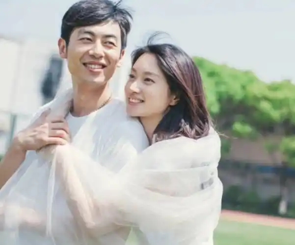 朱亚文老婆为闺蜜庆生翻箱底穿8年前旧裙子性格节俭气质好