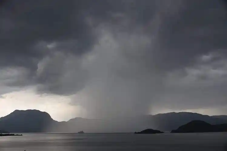 包含阴沉沉的说明天气怎么样的词条