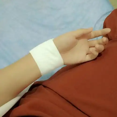 > 女一场意外手术过后,我活了下来,在医院时男朋友一直在身边陪.