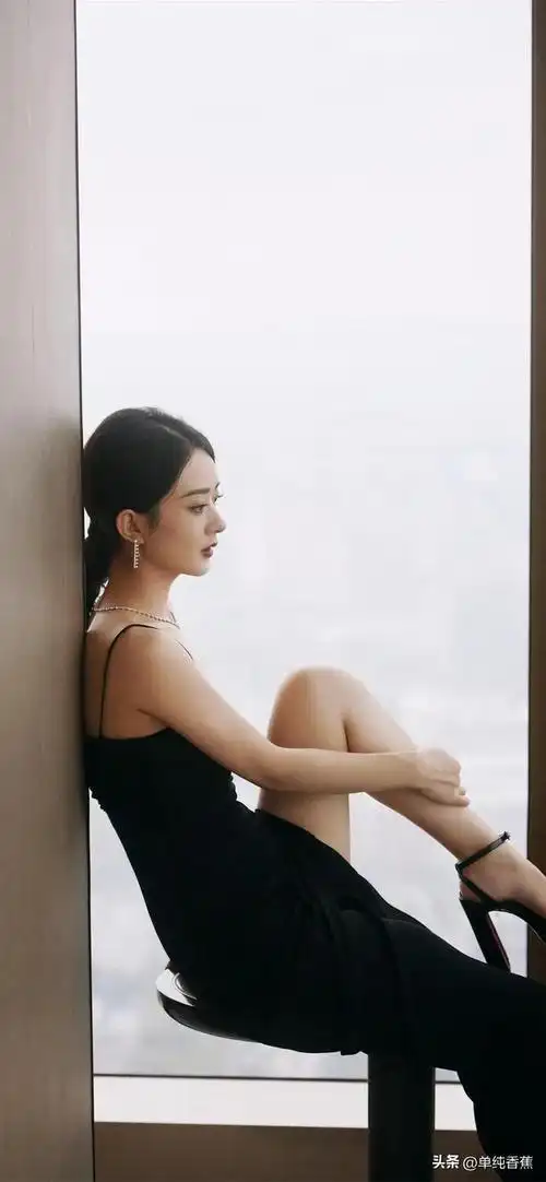 赵丽颖深v吊带合集,黑白喜欢哪种呢?|深v|身材比例_网易订阅