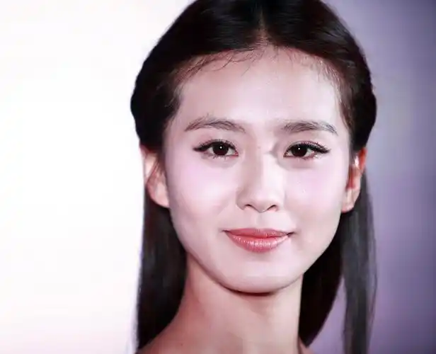 p>刘诗诗(原名刘诗施),1987年3月10日出生于北京市,中国内地影视女