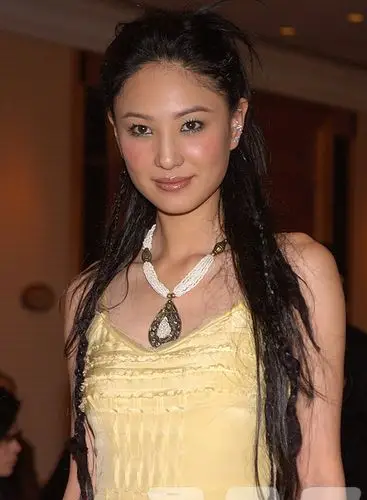 18郑希怡     2002年,刚出道的青春玉女郑希怡被指倍受成龙"照顾",而