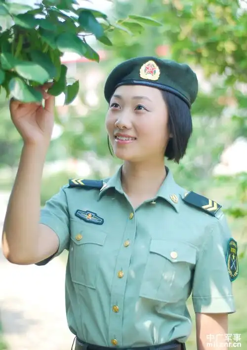 娃娃脸女兵能歌善舞 给战士带来无限欢乐