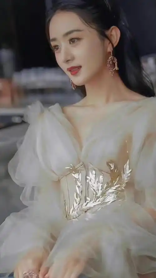 赵丽颖的"少女感"终于回来了!身穿长裙,宛如"油画公主"