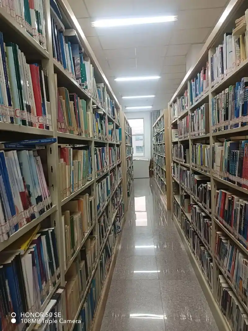图书馆.今天,大学三年来第一次进图书馆阅览室,发现原来我好像 - 抖音