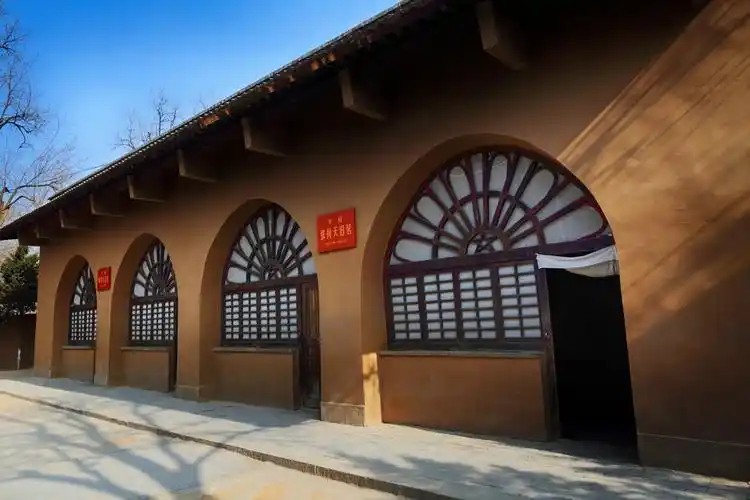 来到了延安革命旧址