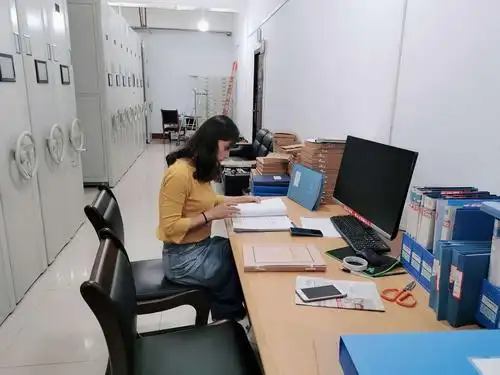 其它 城建档案馆6月24日工作动态 写美篇1)    档案管理员对库房通风
