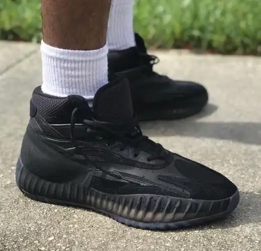 疑似 yeezy 篮球鞋实物谍照释出