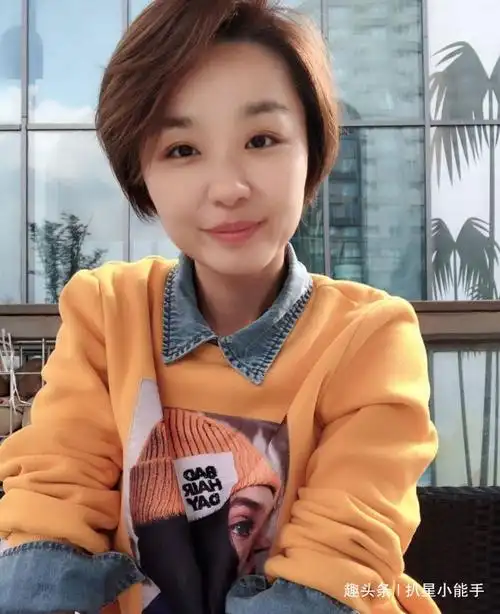 很多人或许不知道,荧幕上lisa榕霸气侧漏,每天都是板着一张脸特别严肃