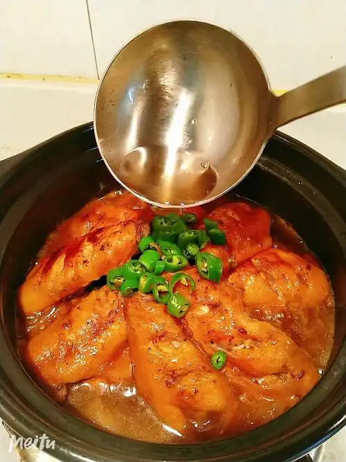 啤酒砂锅鸡翅煲的做法