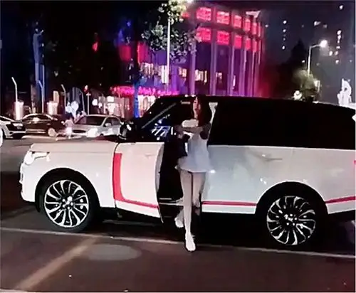 最近,在北京夜晚偶遇177万路虎揽胜,看到车主那双腿时,不禁令网友