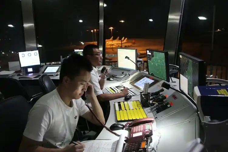 呼伦贝尔空管站孙天辉--塔台管制员深夜坚守在一线有序指挥飞机起降.