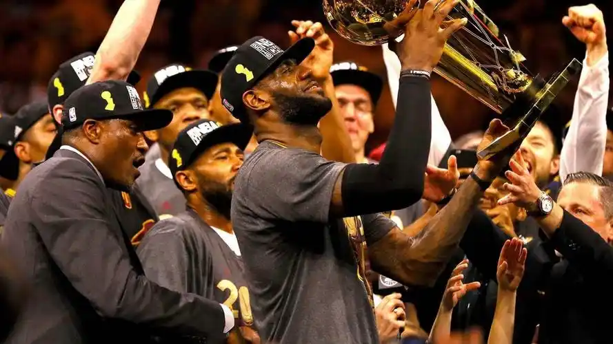 3大爆冷门的总冠军!詹姆斯创造3%奇迹,火箭西部第6一路逆袭夺冠