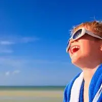 小男孩笑嘻嘻的头像_微信头像图片大全