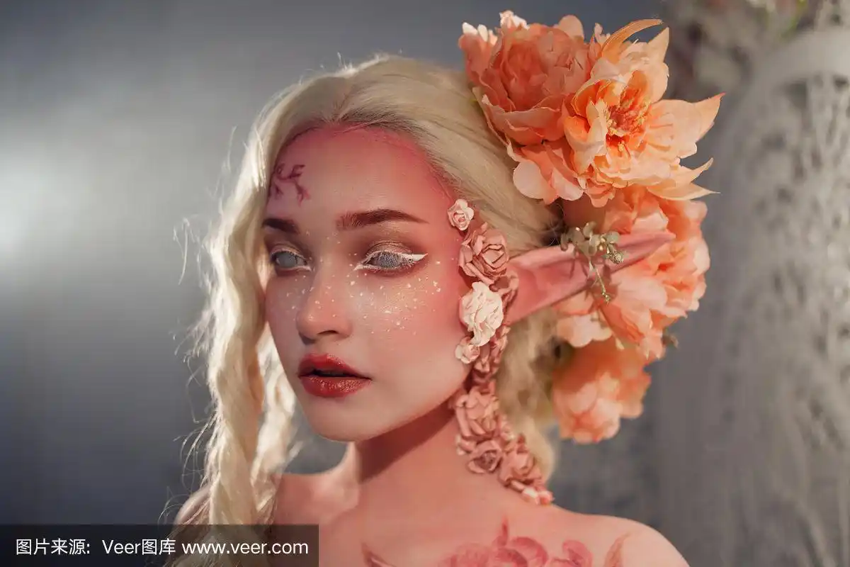 年轻美丽的少女精灵.创意化妆和身体艺术