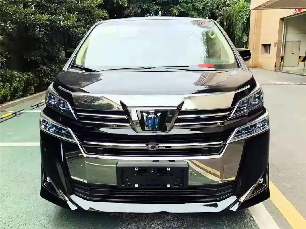 2021款丰田皇冠威尔法2.5l hv尊贵版实拍,裸车近90万