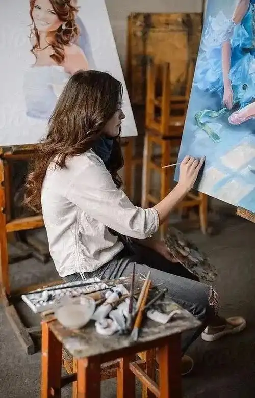 沉浸画画,不受他扰低调调颜色,真美对着画面沉思,真美画画的背影,真美