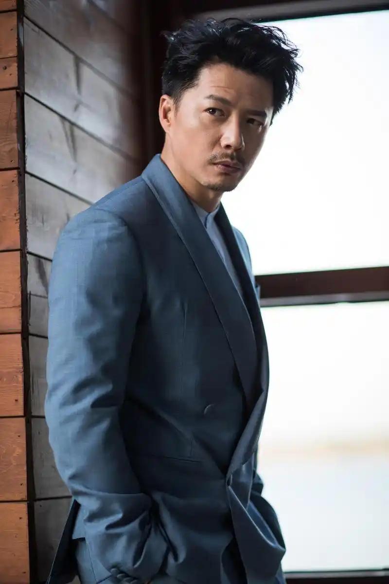 段奕宏初夏示范海洋蓝西装硬汉侧面依旧迷人