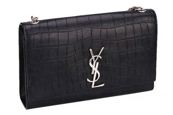 圣罗兰作为二手市场中的常客圣罗兰包包品牌,在当下这个比较透明的