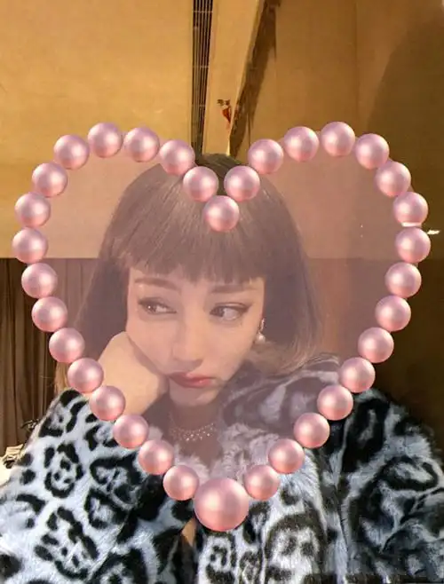 迪丽热巴晒短发自拍照,却用奇怪特效挡住颜值,被粉丝叫"土娃"