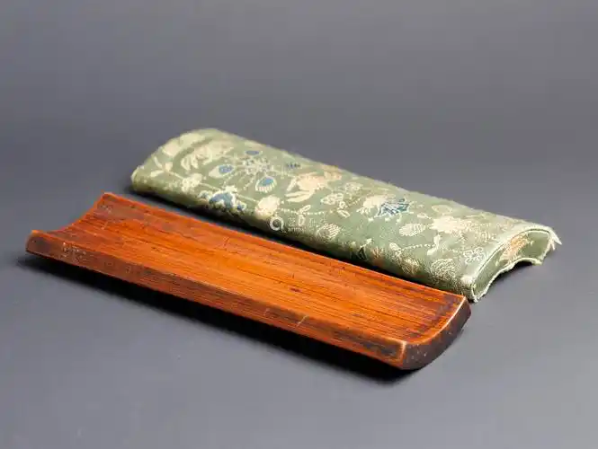 清代苍鹰图竹 臂搁