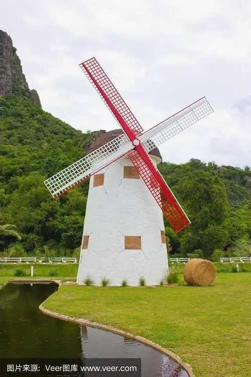 风车,干草卷,绿地和运河.在农场.