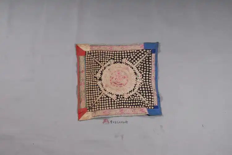 黎平侗族平绣太阳花纹背带盖