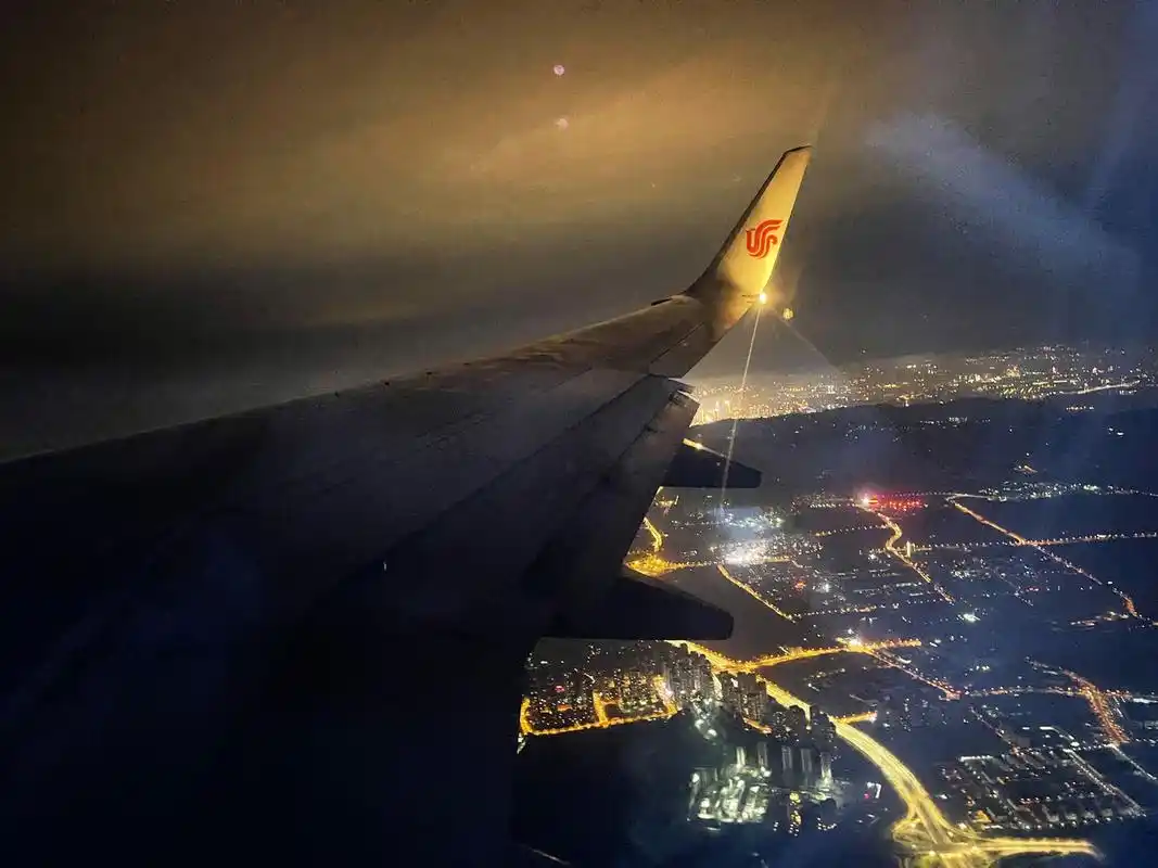 晚上的飞机重庆的上空重庆的夜晚