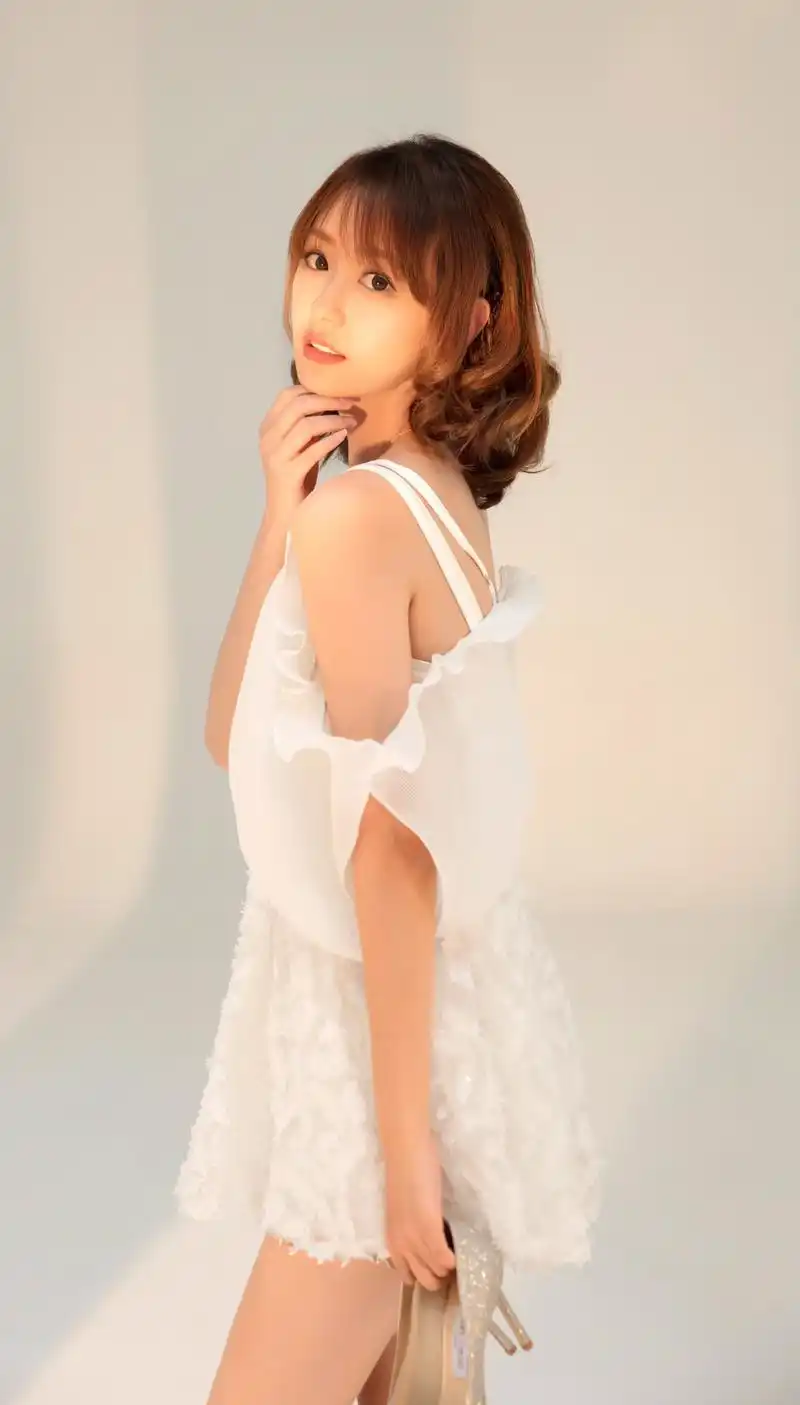 腾讯nba美女主播小七,肤白貌美,绝世容颜,球迷心中的"白月光"