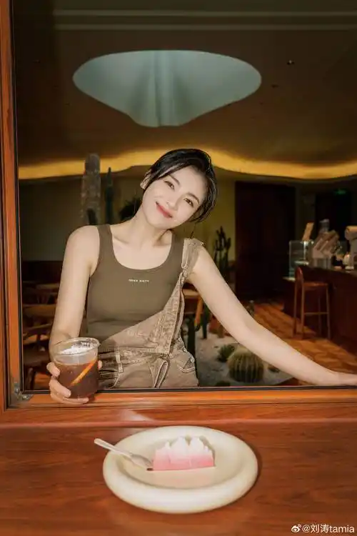 刘涛发布三组写真图,从享受野餐到尽情释放再到放肆大笑,太美了_姐姐