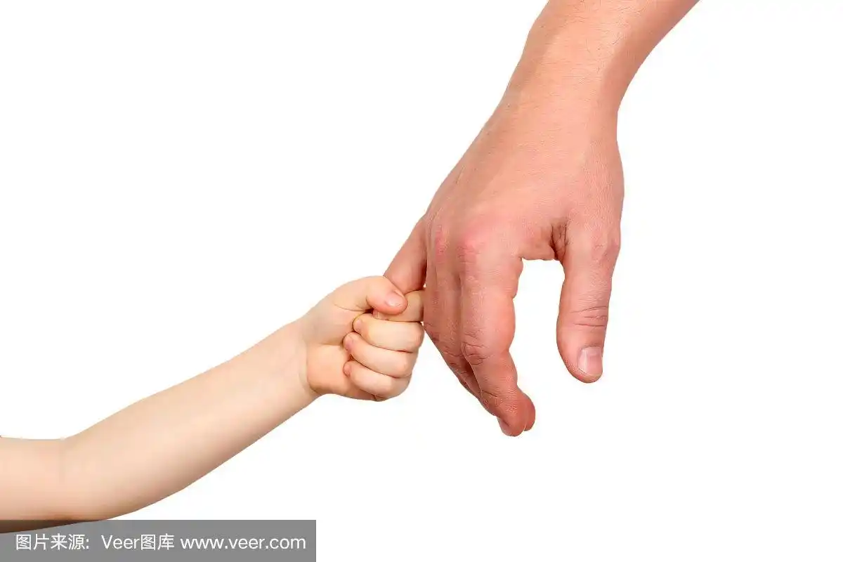 父亲牵着一个小孩的手