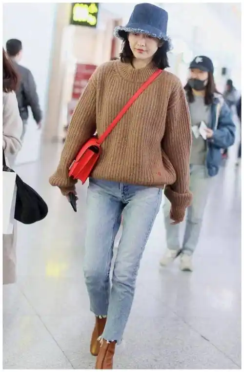 原创37岁王鸥气质真出众藕粉色内搭搭配牛仔裤简约大气又减龄