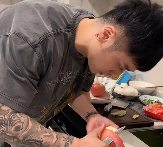 蒋劲夫迎接31岁生日,亲自动手下厨做饭,网友夸赞帅气支持复出