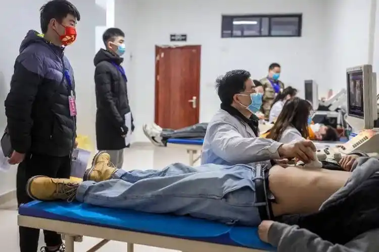 参军报国时全市征兵体检忙