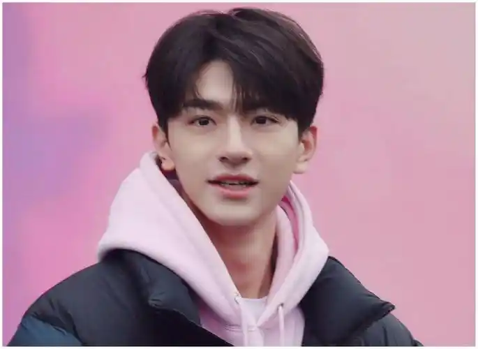 林一徐璐新剧开机粉色卫衣搭配黑色羽绒服冷到搓手