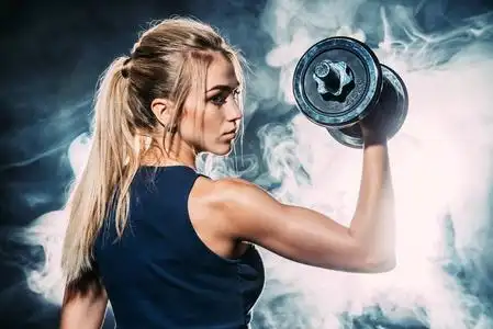 的健美运动员家伙在 burni 上做操的健身房锻炼的肌肉健美肌肉健美的