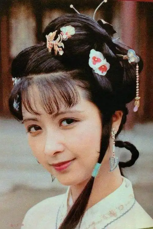 尤二姐的扮演者张明明有股古典的媚劲,剧外身段特别好 相对现代装的