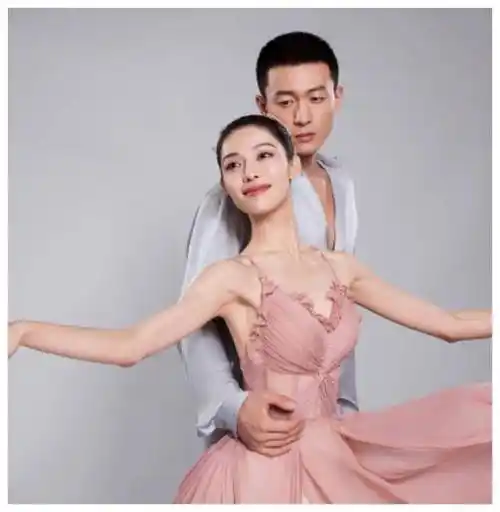 钟楚曦官宣恋情!与男神甜蜜合照引发羡慕!_祝福_女神