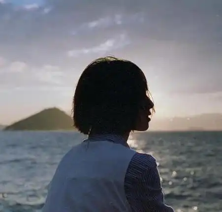 女生头像背影海边侧脸 图文