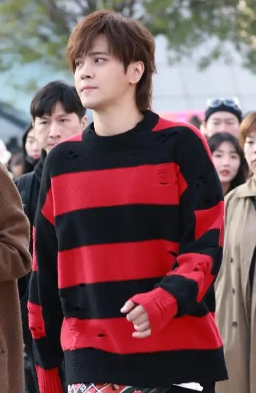 组图:罗志祥街头录节目 喊话围观市民:得过且过请让我过