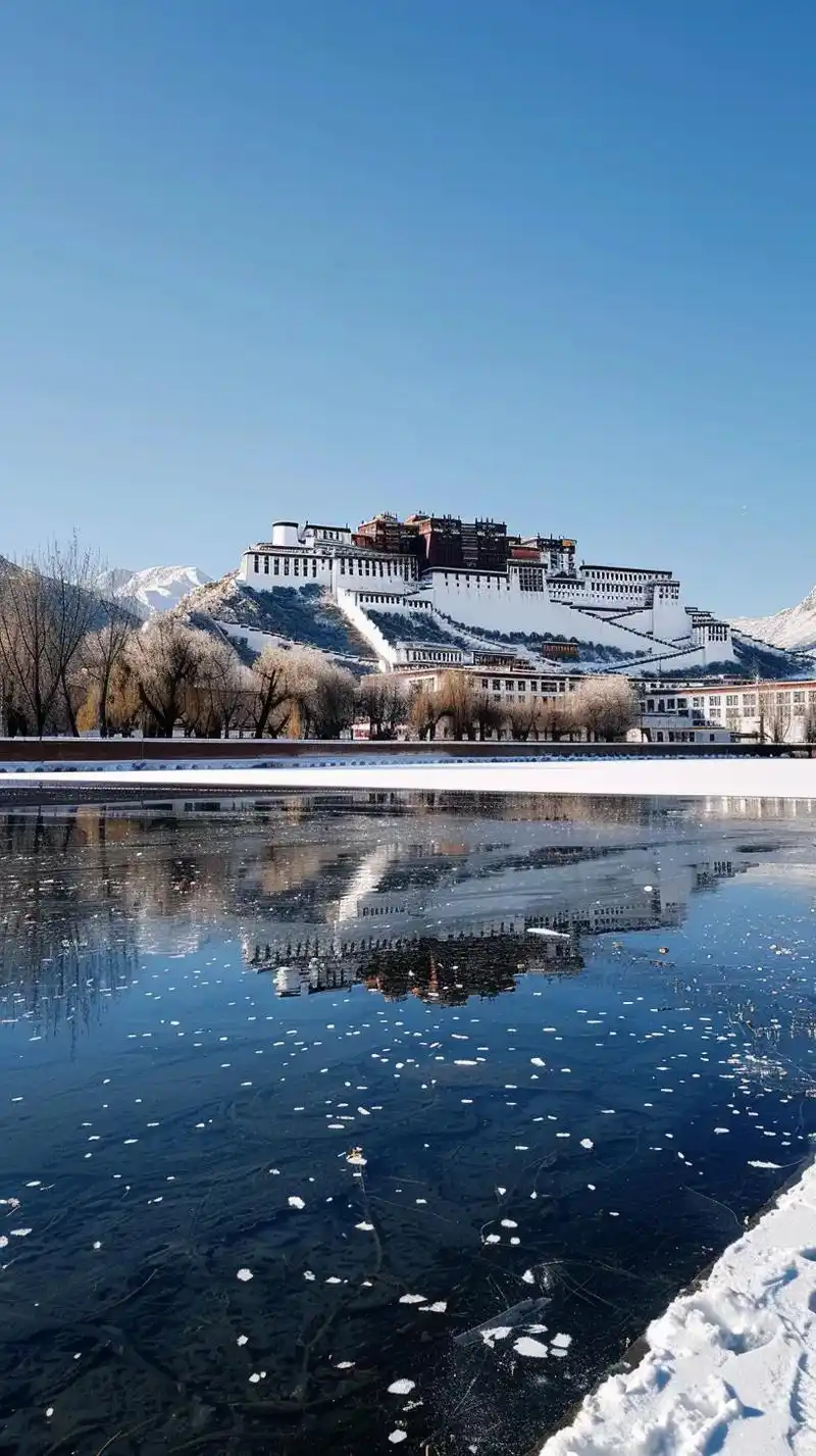 拉萨,这座神秘的城市,宛如一颗璀璨的明珠,镶嵌在雪域