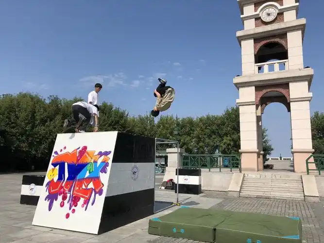 旅发大会热度不减嘉荫上演跑酷秀