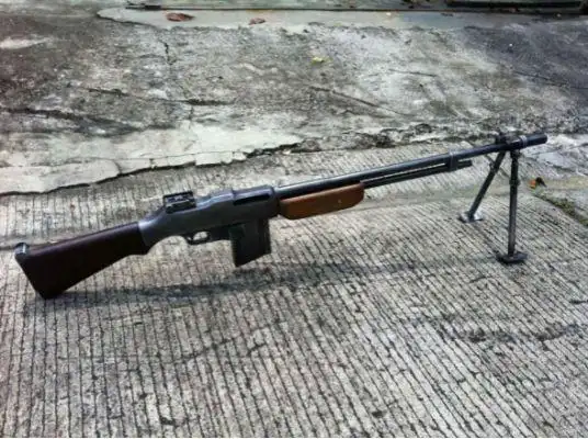 一战期间,美军试图使用一款新式"单兵携带重型步枪"来取代m1903春田.