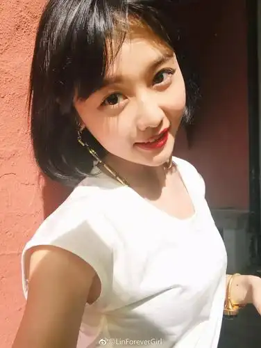 看过网红照片和真人区别…感谢科技,感谢美颜相机